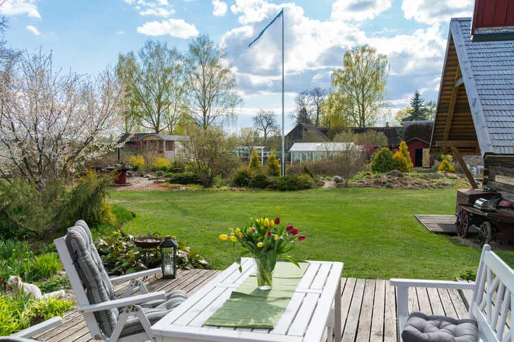 A theme unifies a garden's color scheme, plant type, or design.